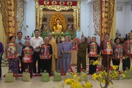 Thượng tọa Thích Phước Huệ cùng các nhà hảo tâm trao quà đến người già neo đơn, hộ khó khăn 