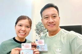 Vợ chồng anh Trần Lĩnh và chị Nguyễn Thị Hằng với thẻ hiến tạng đã đăng ký năm 2019 - Ảnh: NVCC