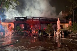 Tại hiện trường, nhiều đồ vật bên trong chùa và phần mái bị cháy rụi - Ảnh: Công an Bắc Giang