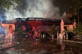 Tại hiện trường, nhiều đồ vật bên trong chùa và phần mái bị cháy rụi - Ảnh: Công an Bắc Giang