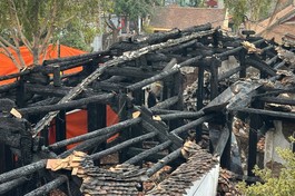 Phần mái ngói của chùa Vẽ gần như bị phá hủy - Ảnh: Gia Chính