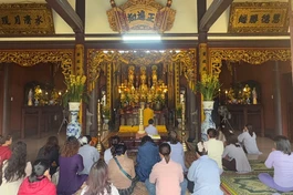 Đông đảo Phật tử lên chùa cầu an ngày rằm tháng Giêng