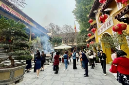 Trong không khí thiêng liêng của những ngày đầu xuân, dòng người tấp nập nối tiếp nhau đổ về chùa Quán Sứ - ngôi chùa cổ kính nằm giữa lòng Hà Nội nghìn năm văn hiến dâng hương lễ Phật - Ảnh: Phương Bùi