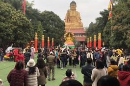 Đông đảo người dân, Phật tử đến chùa Khai Nguyên lễ Phật, du xuân