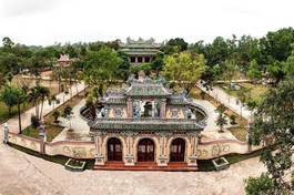 Tổ đình Sắc tứ Tịnh Quang mang nét cổ kính, trang nghiêm tọa lạc ở vùng đất Quảng Trị đầy nắng gió