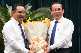 Bí thư Nguyễn Văn Nên (phải) trao hoa chúc mừng tân Chủ tịch UBND TP.HCM Nguyễn Văn Được 