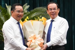 Bí thư Nguyễn Văn Nên (phải) trao hoa chúc mừng tân Chủ tịch UBND TP.HCM Nguyễn Văn Được 