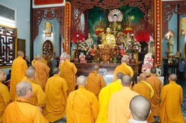 Chư tôn đức niêm hương bạch Phật, cử hành Lễ nhập kim quan Trưởng lão Hòa thượng Thích Giác Trí