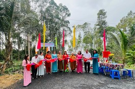 Cắt băng khánh thành và chính thức thông cầu Ngọc Châu trong niềm hoan hỷ của toàn thể người dân xã Bình Thạnh Trung, H.Lấp Vò, Đồng Tháp
