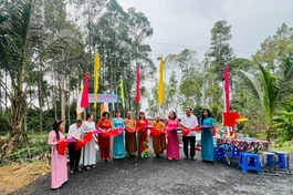 Cắt băng khánh thành và chính thức thông cầu Ngọc Châu trong niềm hoan hỷ của toàn thể người dân xã Bình Thạnh Trung, H.Lấp Vò, Đồng Tháp