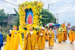 Phụng tống kim quan Trưởng lão Hòa thượng Thích Giác Trí nhập bảo tháp trong khuôn viên chùa Long Hòa