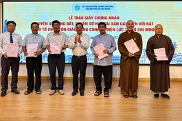 Giám đốc Sở Tài nguyên và Môi trường TP.HCM Nguyễn Toàn Thắng trao sổ hồng đến đại diện các tổ chức tôn giáo