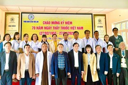 Ông Hà Sỹ Đồng, Quyền Chủ tịch UBND tỉnh Quảng Trị cùng lãnh đạo các sở, ban ngành thăm, chúc mừng đội ngũ lương y, bác sĩ Trung tâm Y học cổ truyền Thiện Lành nhân ngày Thầy thuốc Việt Nam 27-2