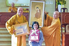 Hòa thượng Thích Lệ Trang, Trưởng ban Trị sự GHPGVN TP.HCM trao giải nhất và Thượng tọa Thích Giác Dũng, Thư ký Văn phòng Đức Pháp chủ trao quà đặc biệt của Đức Pháp chủ GHPGVN đến Phật tử Liên Loan - Ảnh: Quảng Đạo/BGN