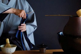 Từ xuất phát điểm là phong cách thưởng trà trong chốn thiền môn, trà đạo đã được phát triển, biến đổi để trở thành một hình thái được truyền bá ra thế tục với những chuẩn định mang tính nghi thức và nghệ thuật