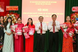 Lãnh đạo Sở Dân tộc và Tôn giáo trao quyết định nhân sự Văn phòng sở - Ảnh: Thảo Lê