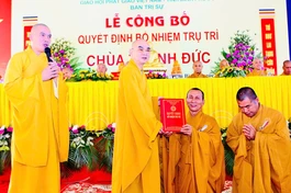 Hòa thượng Thích Tĩnh Cường trao quyết định bổ nhiệm trụ trì chùa Thanh Đức đến Đại đức Thích Đạt Ma Tông Huyền