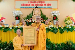 Hòa thượng Thích Châu Quang trao quyết định bổ nhiệm trụ trì chùa An Bình đến Đại đức Thích Trung Nghiêm