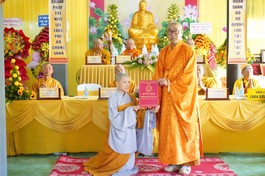 Thượng tọa Thích Quảng Lộc trao quyết định bổ nhiệm trụ trì chùa Bửu Long đến Sư cô Thích nữ Huệ Liên