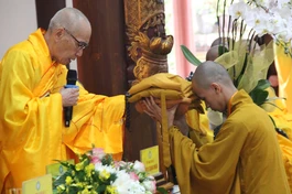 Hòa thượng Yết-ma A-xà-lê trao truyền tam y đến các tân Tỳ-kheo