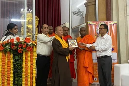 Các đại biểu, học giả giao lưu tại hội thảo