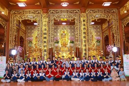 Các bạn sinh viên Trường Đại học Khoa học Tự nhiên lưu niệm sau buổi sinh hoạt ngoại khóa tại chùa Thiên Quang (Dĩ An, Bình Dương)