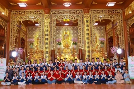 Các bạn sinh viên Trường Đại học Khoa học Tự nhiên lưu niệm sau buổi sinh hoạt ngoại khóa tại chùa Thiên Quang (Dĩ An, Bình Dương)