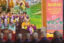 Hòa thượng Thích Bảo Nghiêm quang lâm giáo giới cho các giới tử tại Đại giới đàn TP.Hà Nội, sáng nay 24-3