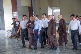 Thượng tọa Thích Đức Thiện trình bày về quy mô tổ chức Đại lễ Vesak Liên Hiệp Quốc 2025 tại Thành phố với Bí thư Thành ủy TP.HCM Nguyễn Văn Nên - Ảnh: Nguyên Tài/BGN