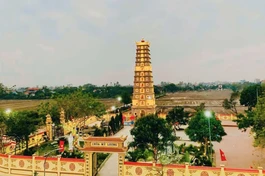 Ngôi bảo tháp cao 13 tầng tại chùa Mỹ Lương (thôn Khám Lường, xã Tân Hòa, H.Hưng Hà, Thái Bình)