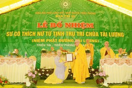 Hòa thượng Thích Thiện Tấn trao quyết định bổ nhiệm trụ trì chùa Tài Lương đến Sư cô Thích nữ Từ Tịnh