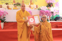 Thượng tọa Thích Tĩnh Triệt trao quyết định bổ nhiệm trụ trì chùa Tháp Linh đến Thượng tọa Thích Phước Huệ