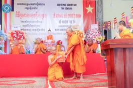 Hòa thượng Danh Đổng trao quyết định bổ nhiệm trụ trì chùa Trà Phọt đến Đại đức Tiên Cương