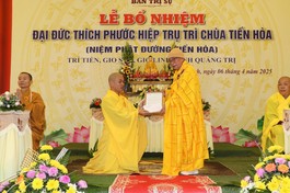 Hòa thượng Thích Thiện Tấn trao quyết định bổ nhiệm trụ trì chùa Tiến Hòa đến Đại đức Thích Phước Hiệp