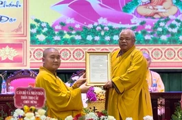 Thượng tọa Thích Thiện Hưởng trao quyết định bổ nhiệm trụ trì chùa Tiền Đình đến Đại đức Thích Phúc Khánh