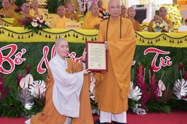 Thượng tọa Thích Huệ Khai trao quyết định bổ nhiệm trụ trì chùa Đức Viên đến Sư cô Thích nữ Trung An