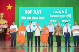 Lãnh đạo Bộ Dân tộc và Tôn giáo cùng lãnh đạo tỉnh Trà Vinh tặng quà 4 tập thể tiêu biểu