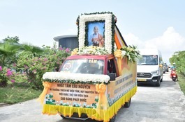 Phụng tống kim quan Ni trưởng Thích nữ Diệu Tâm đến Đài hỏa táng Yên Bình (H.Ninh Sơn, Ninh Thuận) để trà-tỳ