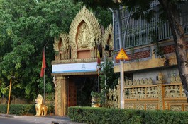 Cổng chùa Chantarangsay với hình tượng phổ biến là ba ngọn tháp kiểu Angkor ở Campuchia, mà theo các vị sư sãi là biểu trưng cho ba ngôi Tam bảo: Phật-Pháp-Tăng - Ảnh: Du Nhiên/BGN
