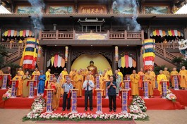 Chư tôn giáo phẩm, đại biểu cắt băng khánh thành trước chánh điện tổ đình Sắc tứ Thiên Bình - Ảnh: Phùng Anh Quốc