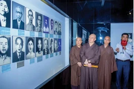 Hòa thượng Thích Lệ Trang và chư tôn đức trước chân dung các nhà yêu nước đã bị tù đày và đã hy sinh tại nhà tù Côn Đảo, trong đó có Hòa thượng Thích Trí Thiền - Ảnh: Quảng Đạo/BGN