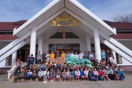 Tặng quà đến các thầy cô giáo và các em học sinh Trường Nội trú tỉnh Hủa Phăn 