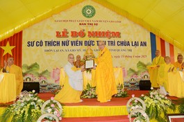 Hòa thượng Thích Thiện Tấn trao quyết định bổ nhiệm trụ trì chùa Lại An đến Sư cô Thích nữ Viên Đức