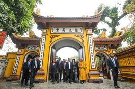 Thủ tướng Phạm Minh Chính cùng Thủ tướng Ethiopia thăm chùa Trấn Quốc, sáng nay 17-4 - Ảnh: Nguyễn Khánh