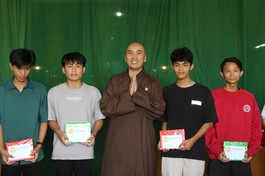 Đại đức Thích Lệ Nghi đại diện Hội Khuyến học chùa Phước Tường (TP.Thủ Đức) tặng học bổng đến các em học sinh