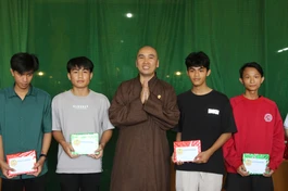 Đại đức Thích Lệ Nghi đại diện Hội Khuyến học chùa Phước Tường (TP.Thủ Đức) tặng học bổng đến các em học sinh
