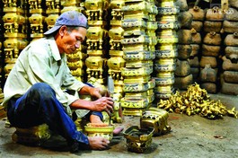 Nghệ nhân Trương Văn Thương, sinh năm 1964 có trên 30 năm theo nghề làm lư đồng truyền thống An Hội. Với anh, nghề làm lư đồng như là chuyên nghiệp, gắn bó với cuộc sống mưu sinh và là nghề anh tâm huyết - Ảnh Trần Thế Phong/BGN