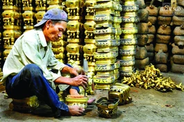 Nghệ nhân Trương Văn Thương, sinh năm 1964 có trên 30 năm theo nghề làm lư đồng truyền thống An Hội. Với anh, nghề làm lư đồng như là chuyên nghiệp, gắn bó với cuộc sống mưu sinh và là nghề anh tâm huyết - Ảnh Trần Thế Phong/BGN