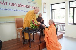 Trưởng lão Hòa thượng Thích Giác Quang trao học bổng đến nghiên cứu sinh Thích Nguyên Hạnh