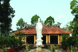 Mặt tiền chùa Cả Cát nhìn từ bến sông